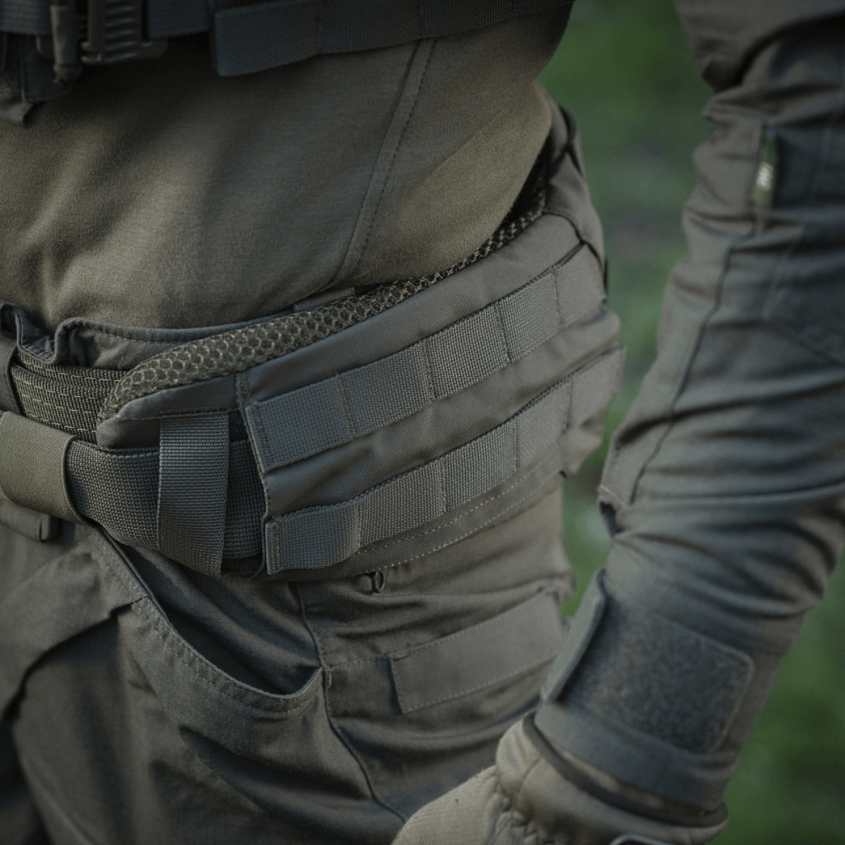 Lähikuva M-Tac War Belt ARMORista kestävässä rakenteessa ja MOLLE-webbingillä, ihanteellinen taktiseen käyttöön.