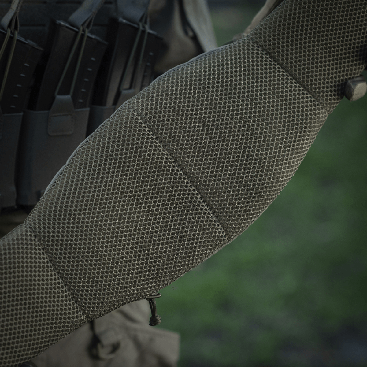 Lähikuva M-Tac War Belt ARMORista MOLLE-webbingillä, suunniteltu taktiseen käyttöön ja kestävästä Cordura 500D:stä.
