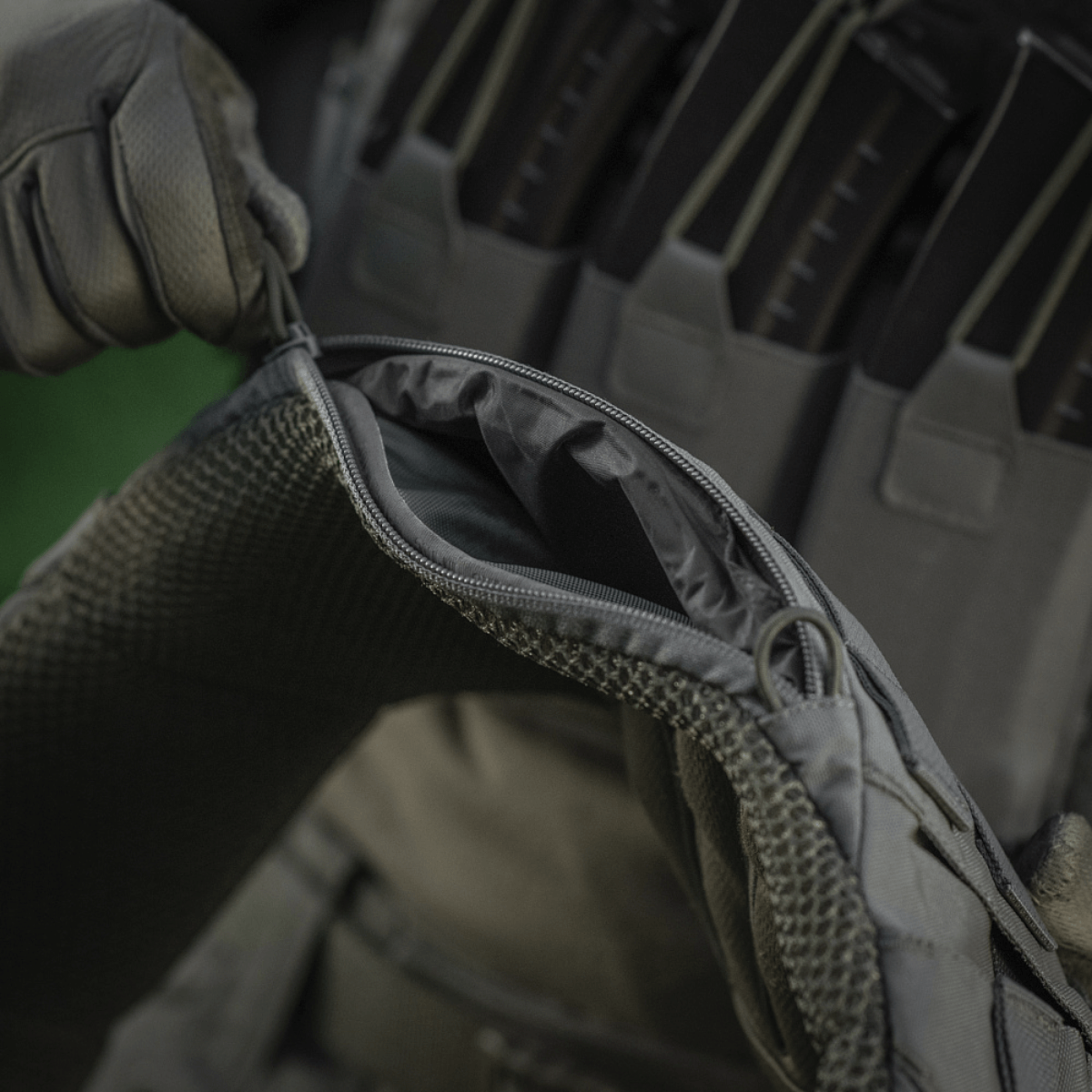Lähikuva M-Tac War Belt ARMORista Cordura 500D:ssä ja MOLLE-webbingillä, osa taktista varustusta, sopiva taistelutehtäviin.