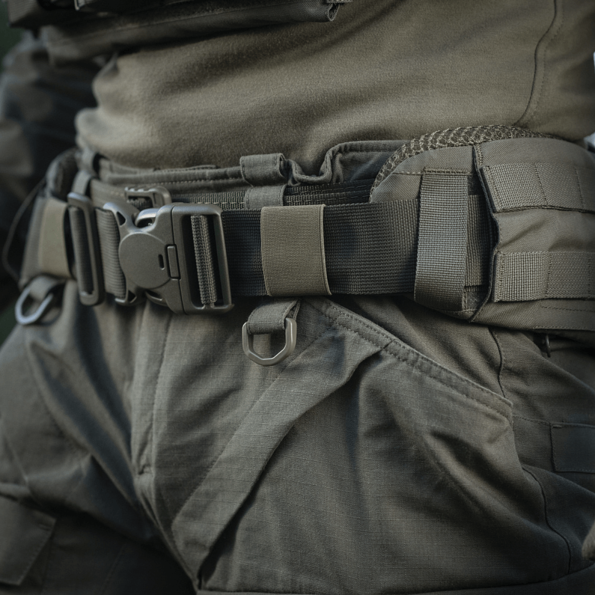 M-Tac War Belt ARMOR käytössä taktisen varustuksen kanssa, MOLLE-webbing ja kestävä Cordura 500D, soveltuu taistelutehtäviin.