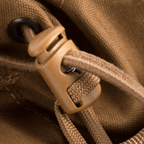 Lähikuva M-Tac Mag Drop Pouch Elite -sulusta vetonarun kiristyksellä ja MOLLE-kiinnityksellä.