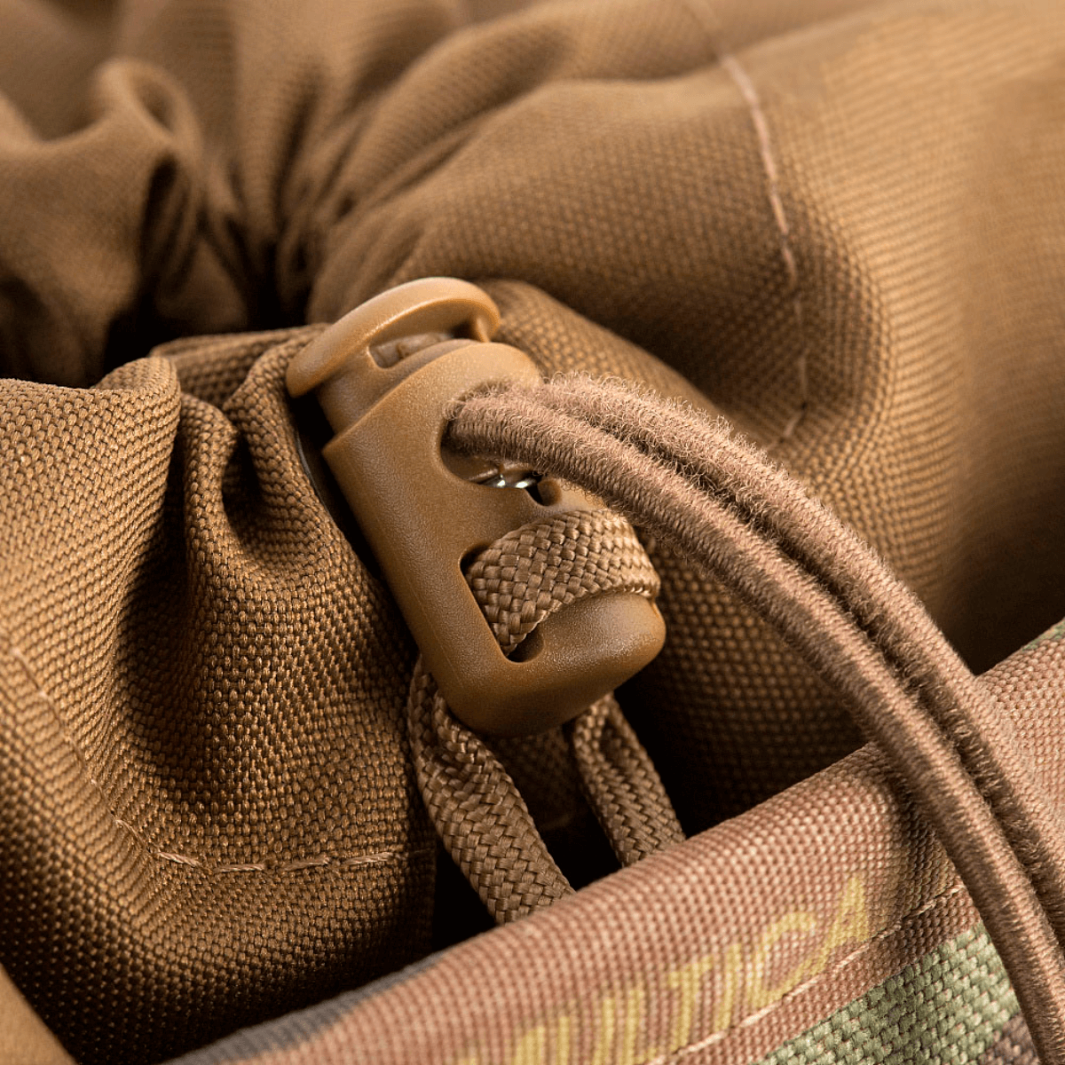 M-Tac Mag Drop Pouch Elite pikavapautusjärjestelmällä, suunniteltu turvalliseen säilytykseen ja nopeaan pääsyyn lippaisiin.
