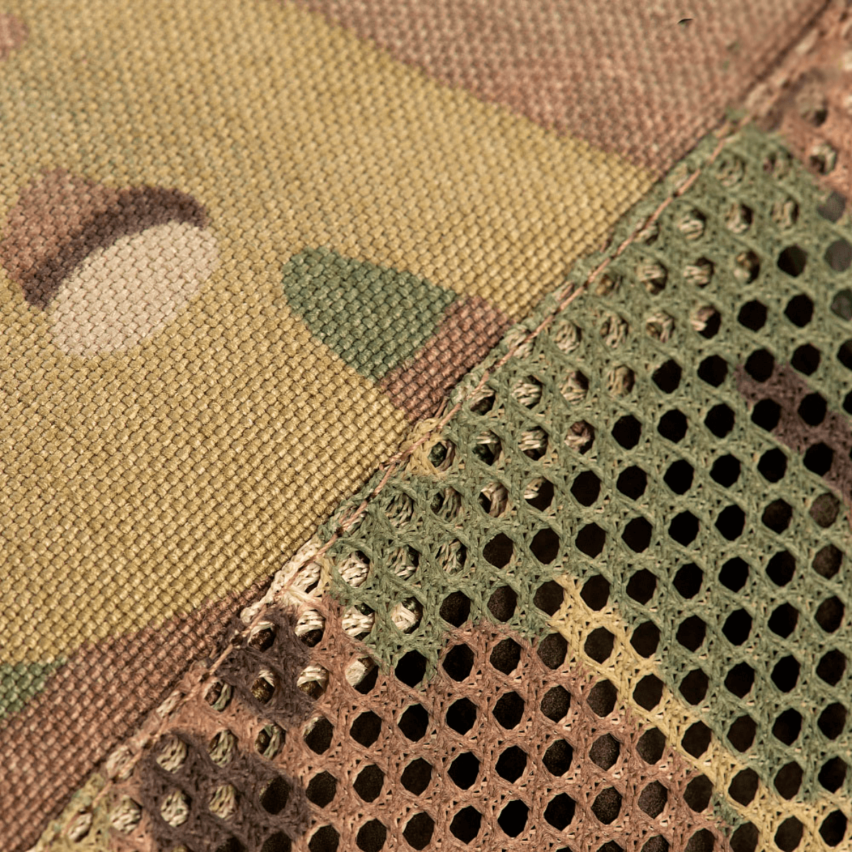Yksityiskohta maastokuvioisesta M-Tac Mag Drop Pouch Elite -taskusta ja verkkorakenteesta turvalliseen lippaankäsittelyyn.
