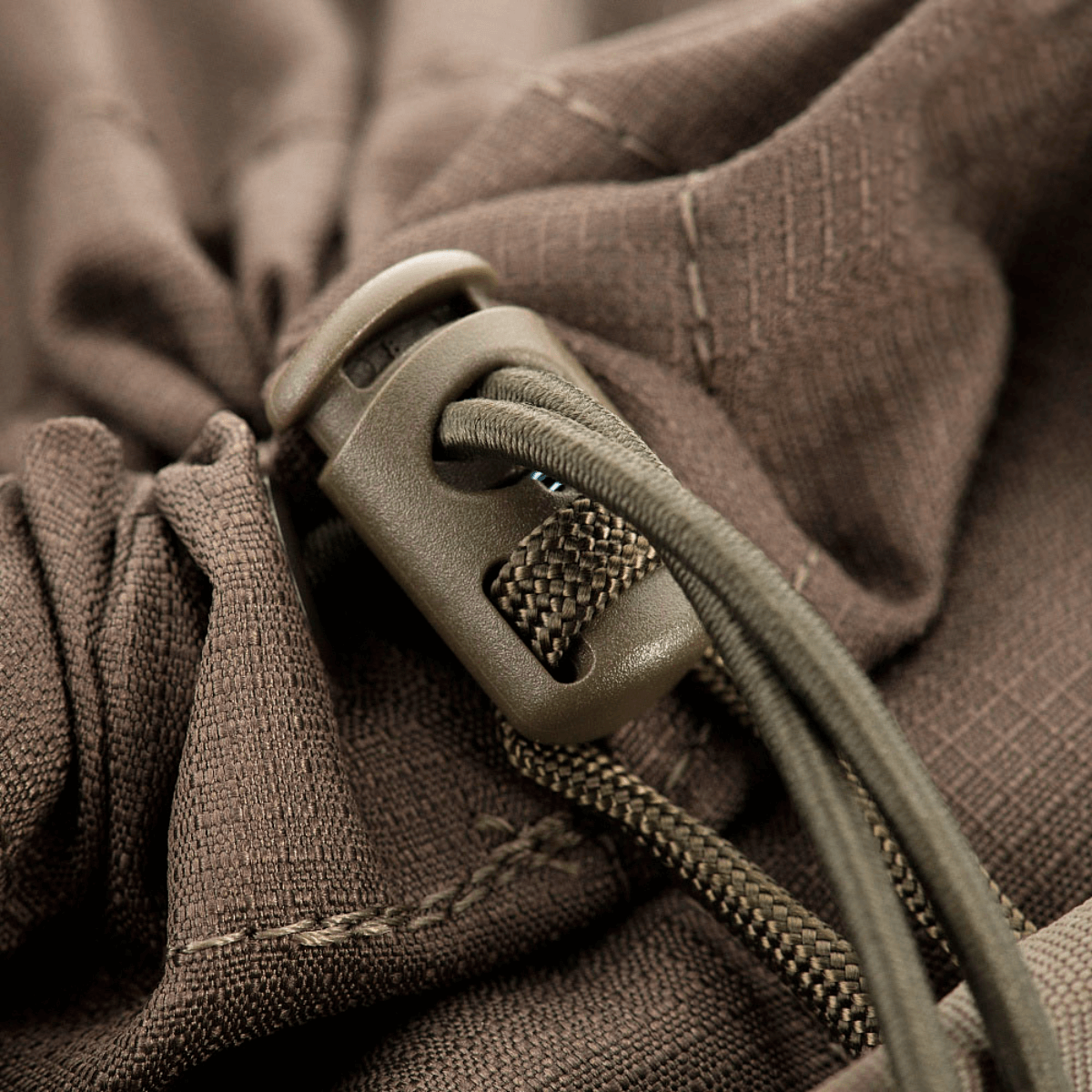 Lähikuva vedonarusta ja pikavapautusjärjestelmästä M-Tac Mag Drop Pouch Elite -taskussa.