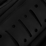 Yksityiskohta M-Tac Medical Pouch Elite Rip Off -mustasta materiaalista ja joustavista hihnoista.