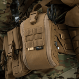 M-Tac Medical Pouch Elite Rip Off kiinnitetty kenttävarusteisiin, taktinen ensiapupussi käytössä, joustavat hihnat.