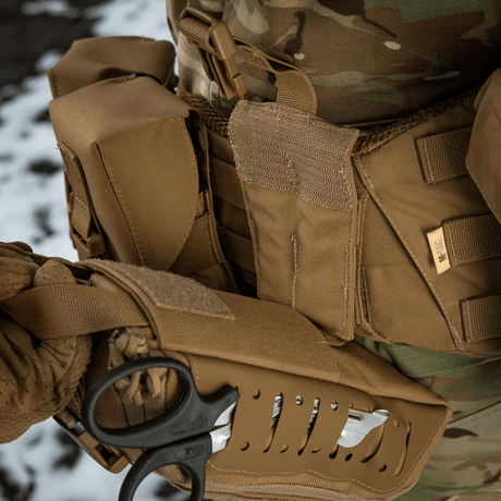 M-Tac Medical Pouch Elite Rip Off kiinnitetty univormuun varusteineen kriittisiin tilanteisiin.