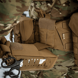 M-Tac Medical Pouch Elite Rip Off sotilaspuvussa, kahvalla ja joustavalla sisäisellä järjestelyllä.