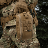 M-Tac Medical Pouch Elite Rip Off kiinnitetty taktiseen varustukseen, valmiina toimintaan.