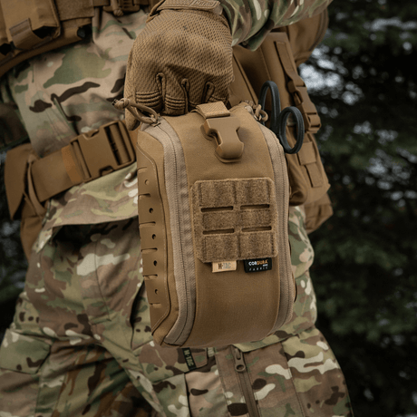 M-Tac Medical Pouch Elite Rip Off kiinnitetty taktiseen varustukseen, valmiina toimintaan.