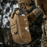 M-Tac Medical Pouch Elite Rip Off käytössä, taktinen ensiapupussi nopealla avauksella ja järjestetyllä sisällöllä kriittisiin tilanteisiin.