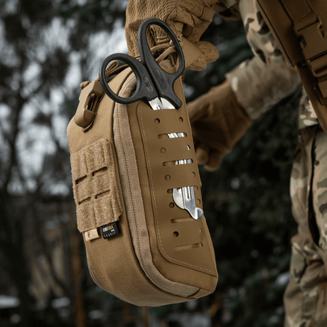 M-Tac Medical Pouch Elite Rip Off käytössä, taktinen ensiapupussi nopealla avauksella ja järjestetyllä sisällöllä kriittisiin tilanteisiin.