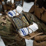 M-Tac Medical Pouch Elite Rip Off avattuna käytössä, joustavat hihnat ja järjestetyt ensiapuvälineet.