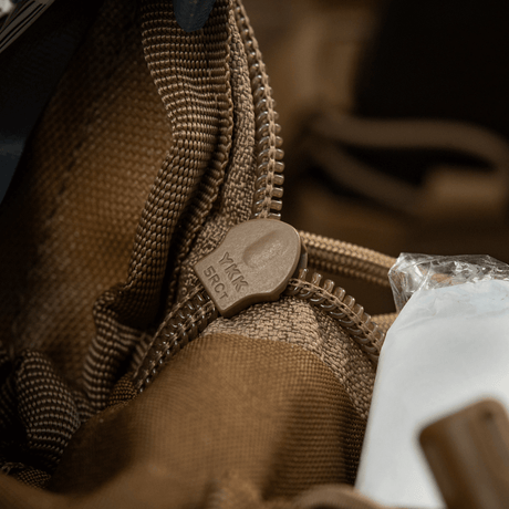 Yksityiskohta vetoketjusta M-Tac Medical Pouch Elite Rip Off -taktisessa ensiapupussissa.