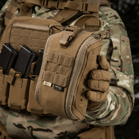 M-Tac Medical Pouch Elite Rip Off toiminnassa, taktinen ensiapupussi valmiina välittömään käyttöön.