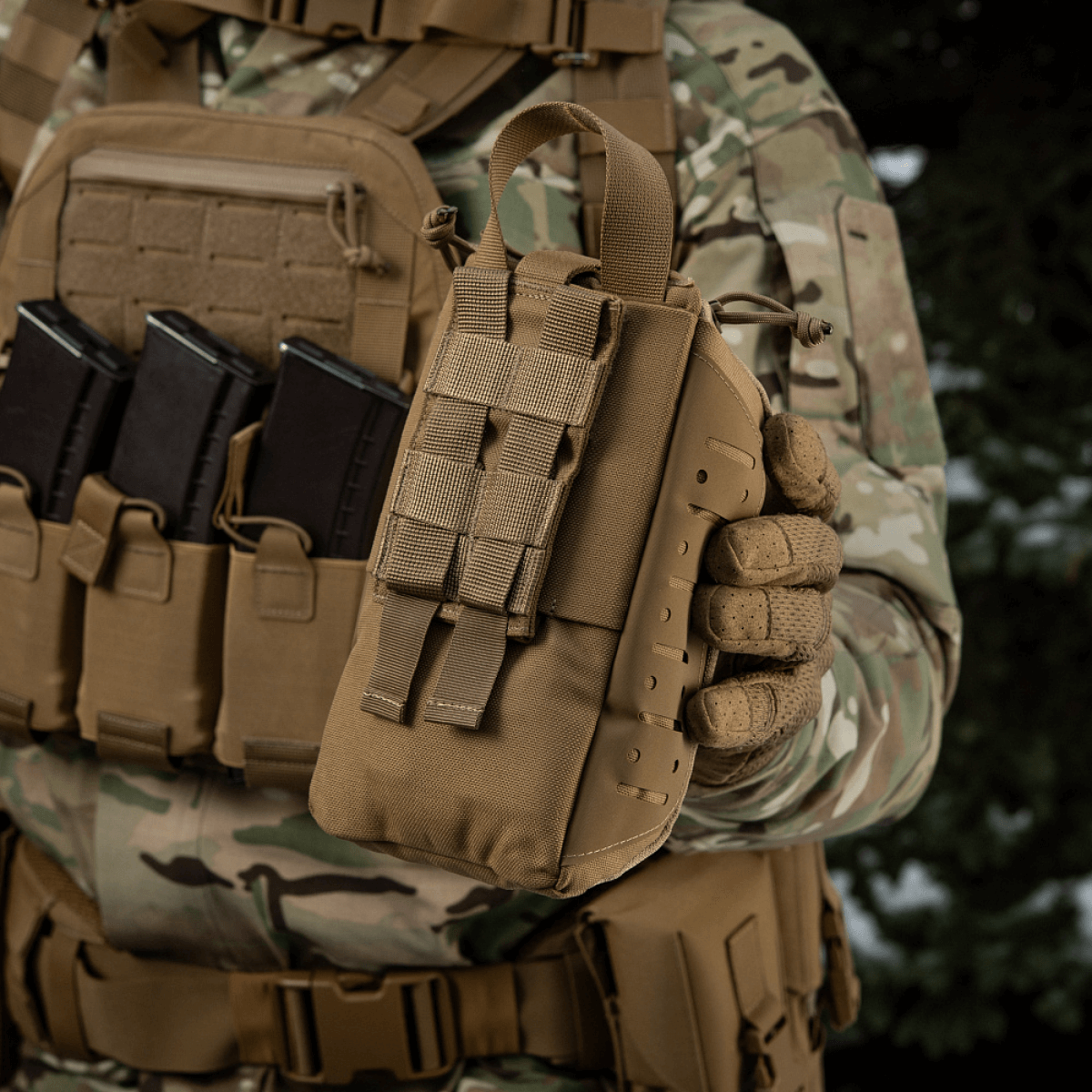 Taktinen ensiapupussi M-Tac Medical Pouch Elite Rip Off kiinnitettynä univormuun, valmis nopeaan pääsyyn.