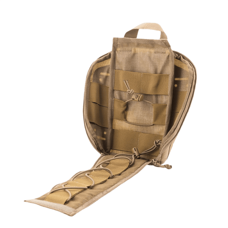 M-Tac Medical Pouch Elite Rip Off avattuna joustavilla hihnoilla helppoon lääkintävälineiden järjestelyyn.
