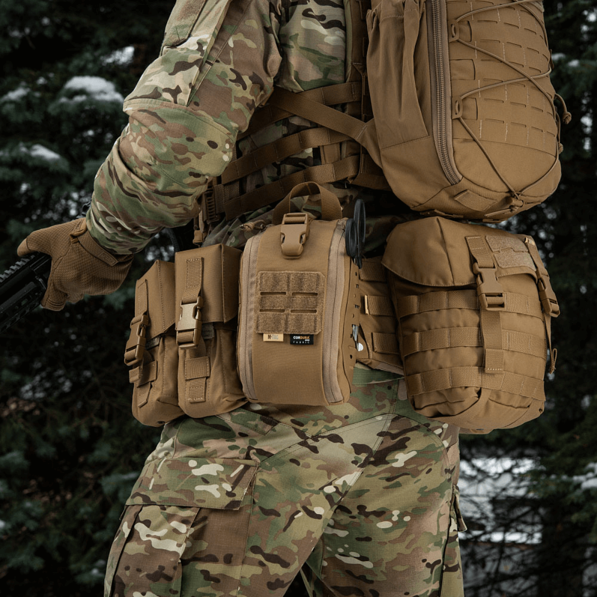 Sotilas M-Tac Medical Pouch Elite Rip Off -taktisen ensiapupussin kanssa nopeaa pääsyä varten.