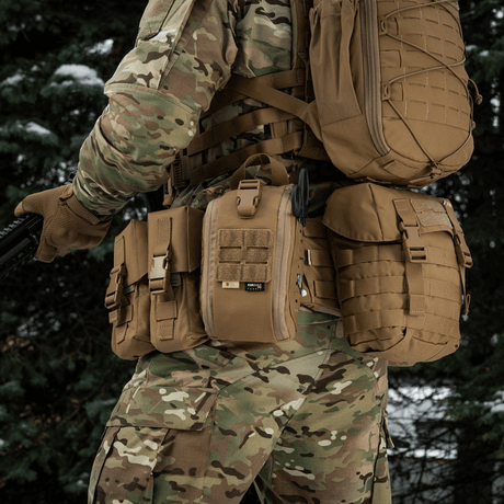 Sotilas M-Tac Medical Pouch Elite Rip Off -taktisen ensiapupussin kanssa nopeaa pääsyä varten.