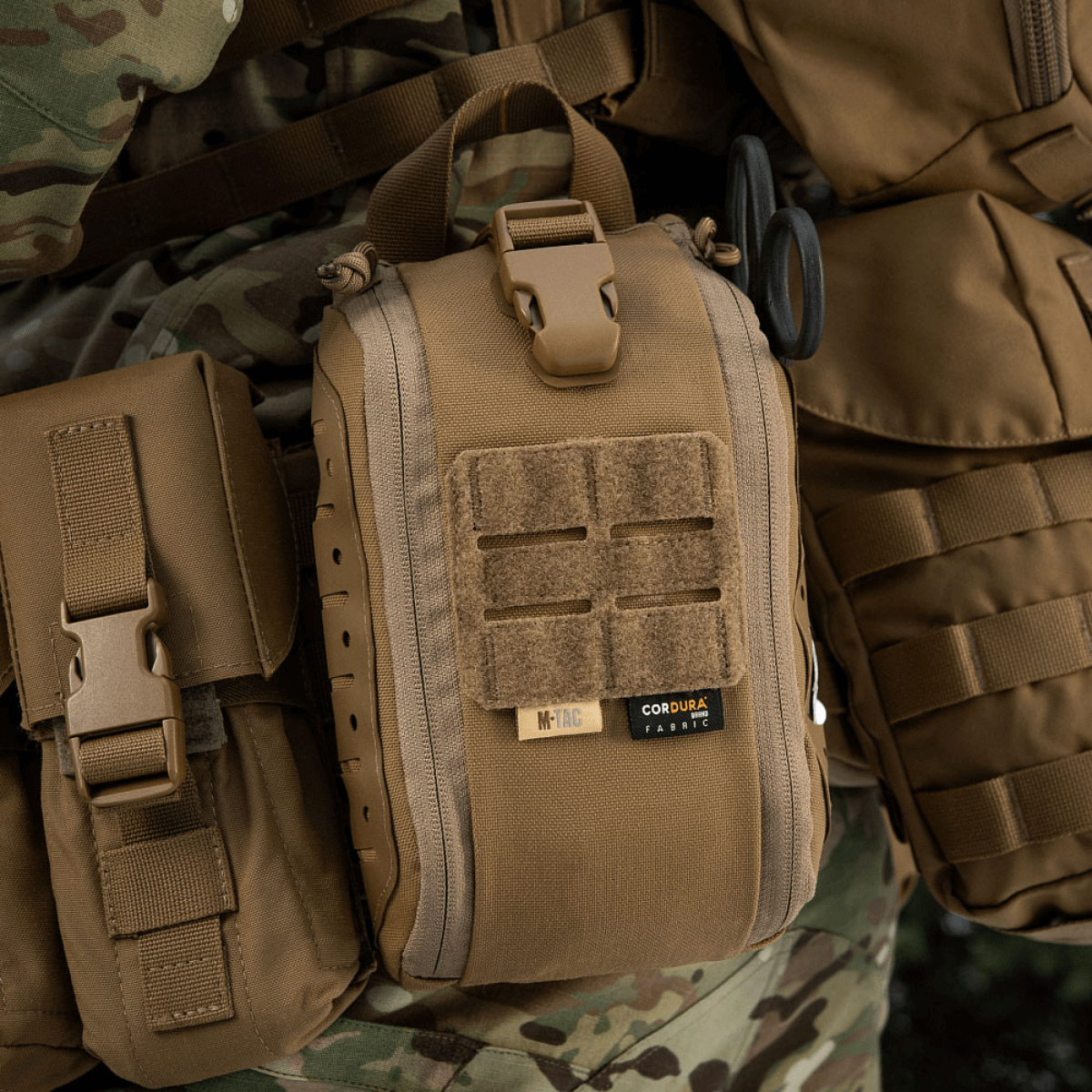 M-Tac Medical Pouch Elite Rip Off kiinnitettynä taktiseen reppuun.