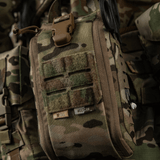 M-Tac Medical Pouch Elite Rip Off maastokuvioituna taktiseen käyttöön, kiinnitetty reppuun varusteineen kiireelliseen ensiapuun.