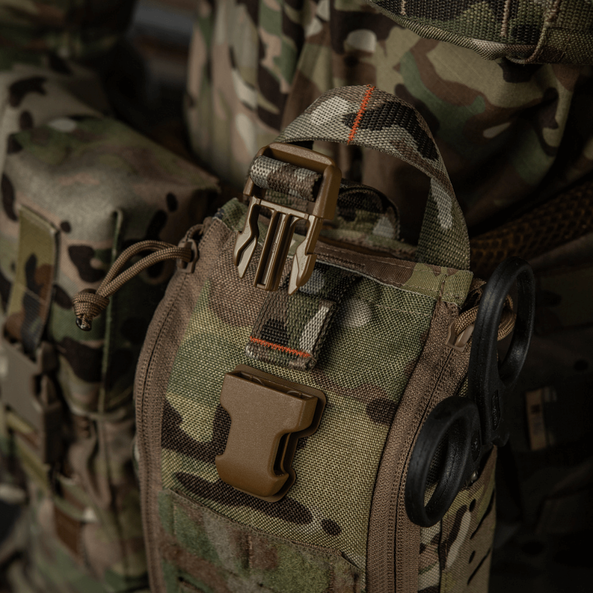 M-Tac Medical Pouch Elite Rip Off maastokuvioitu taktinen ensiapupussi nopeaan pääsyyn kriittisissä tilanteissa