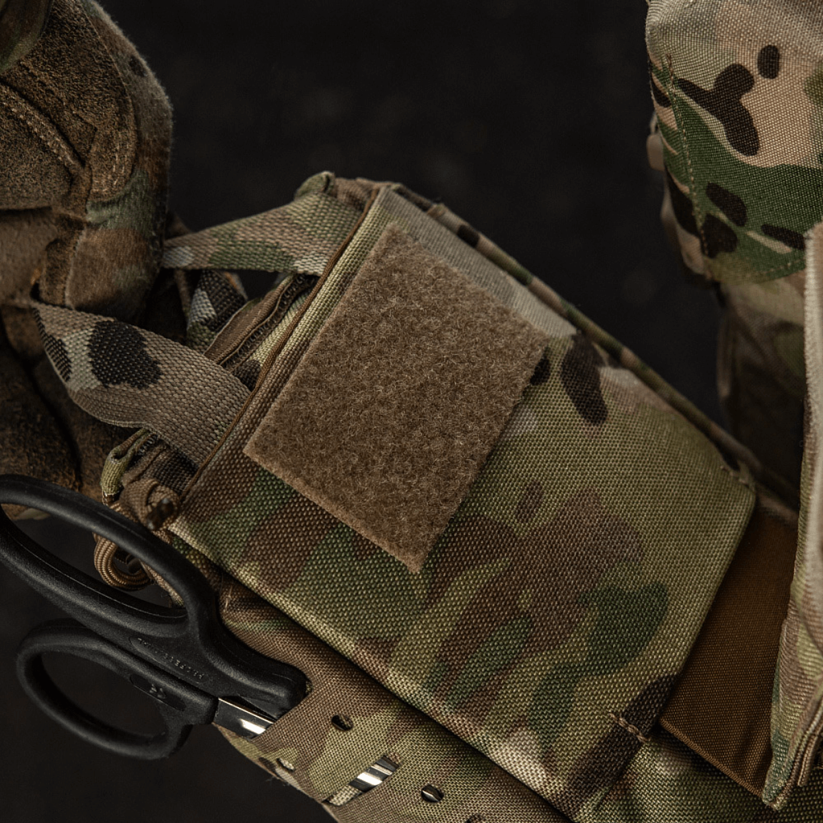 M-Tac Medical Pouch Elite Rip Off maastokuvioitu, nopean pääsyn ensiapupussi joustavilla hihnoilla kriittisiin tilanteisiin