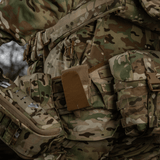 M-Tac Medical Pouch Elite Rip Off taktinen ensiapupussi, kiinnitetty maastopukuun