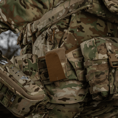 M-Tac Medical Pouch Elite Rip Off taktinen ensiapupussi, kiinnitetty maastopukuun