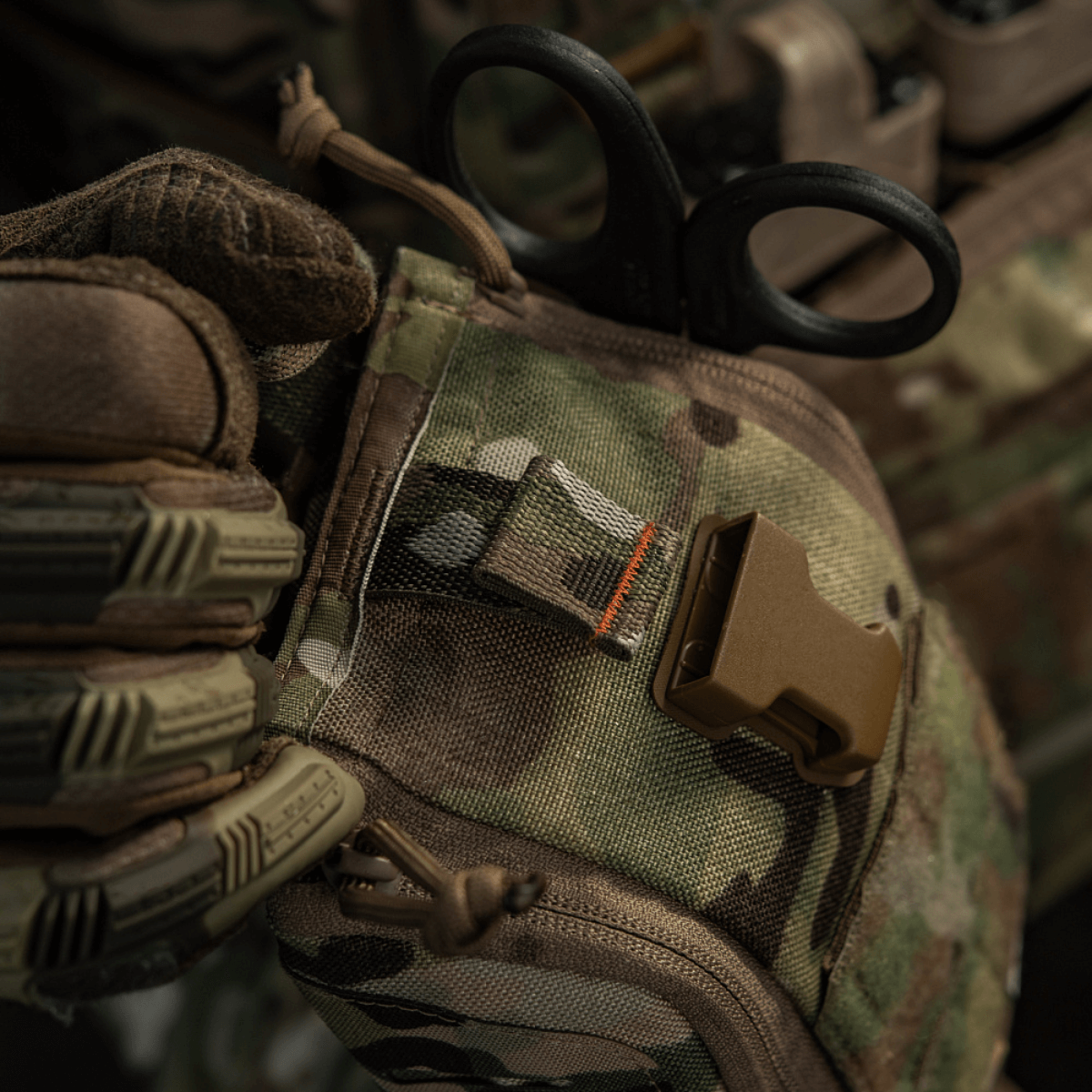 M-Tac Medical Pouch Elite Rip Off käytössä nopeaan ensiapuun, avaa helpon pääsyn ensiapuvälineisiin kriisitilanteissa