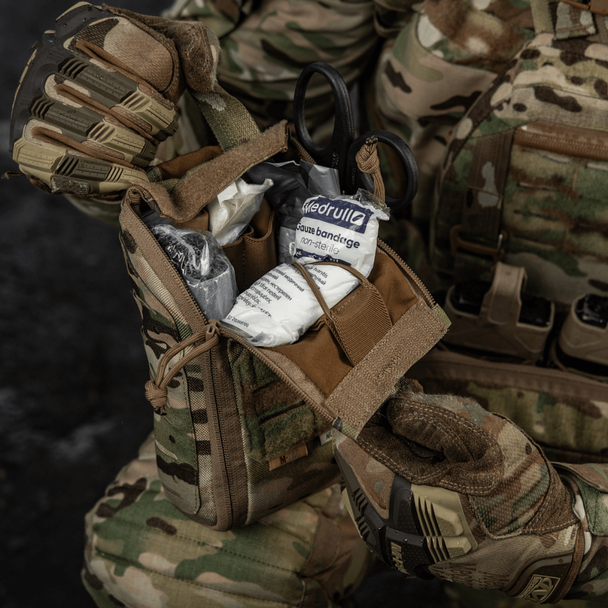 M-Tac Medical Pouch Elite Rip Off avattuna lääkintävälineineen, taktinen ensiapupussi kriittisiin tilanteisiin nopealla pääsyllä