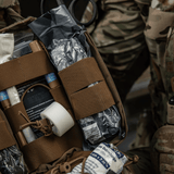 Taktinen M-Tac Medical Pouch Elite Rip Off ensiapupussi joustavilla hihnoilla ja sisällöllä, avoinna nopeaa pääsyä varten hätätilanteissa