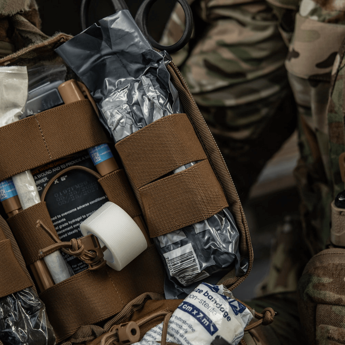 Taktinen M-Tac Medical Pouch Elite Rip Off ensiapupussi joustavilla hihnoilla ja sisällöllä, avoinna nopeaa pääsyä varten hätätilanteissa
