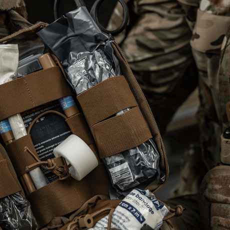 Taktinen M-Tac Medical Pouch Elite Rip Off ensiapupussi joustavilla hihnoilla ja sisällöllä, avoinna nopeaa pääsyä varten hätätilanteissa