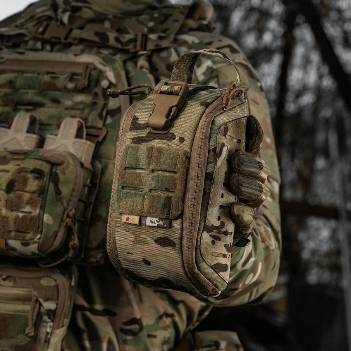 Sotilas M-Tac Medical Pouch Elite Rip Off -ensiapulaukulla taktillisessa rintakotelossa