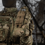M-Tac Medical Pouch Elite Rip Off maastokuvioitu laukku sotilaan pitämänä taktisen varustuksen kanssa ulkona, sopii nopeaan lääkinnälliseen apuun