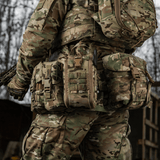Sotilas maastopuvussa M-Tac Medical Pouch Elite Rip Off -ensiapupussin kanssa nopeaan pääsyyn lääkintävarusteisiin.