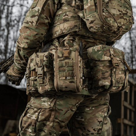 Sotilas maastopuvussa M-Tac Medical Pouch Elite Rip Off -ensiapupussin kanssa nopeaan pääsyyn lääkintävarusteisiin.