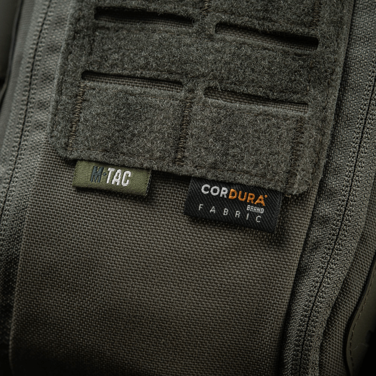 M-Tac Medical Pouch Elite Rip Off CORDURA-kankaalla, lähikuva saumoista ja logosta