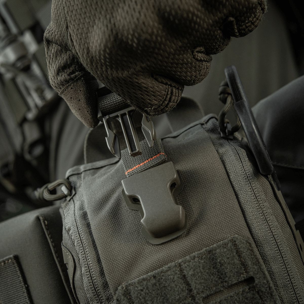 M-Tac Medical Pouch Elite Rip Off käytössä nopealla avauksella taktiseen ensiapupussiin, käytännöllinen ja kevyt kahva