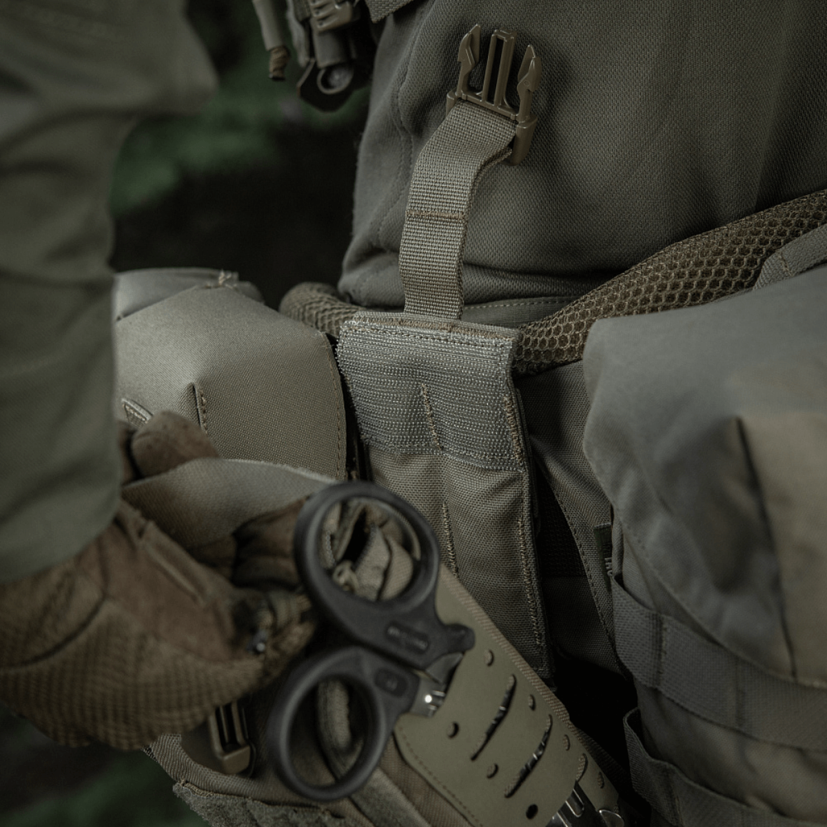 M-Tac Medical Pouch Elite Rip Off kiinnitetty taktiseen rinkkaan nopeaa ensiapua varten kriittisissä tilanteissa