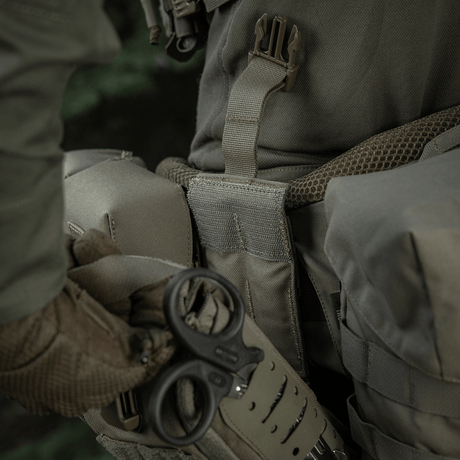 M-Tac Medical Pouch Elite Rip Off kiinnitetty taktiseen rinkkaan nopeaa ensiapua varten kriittisissä tilanteissa