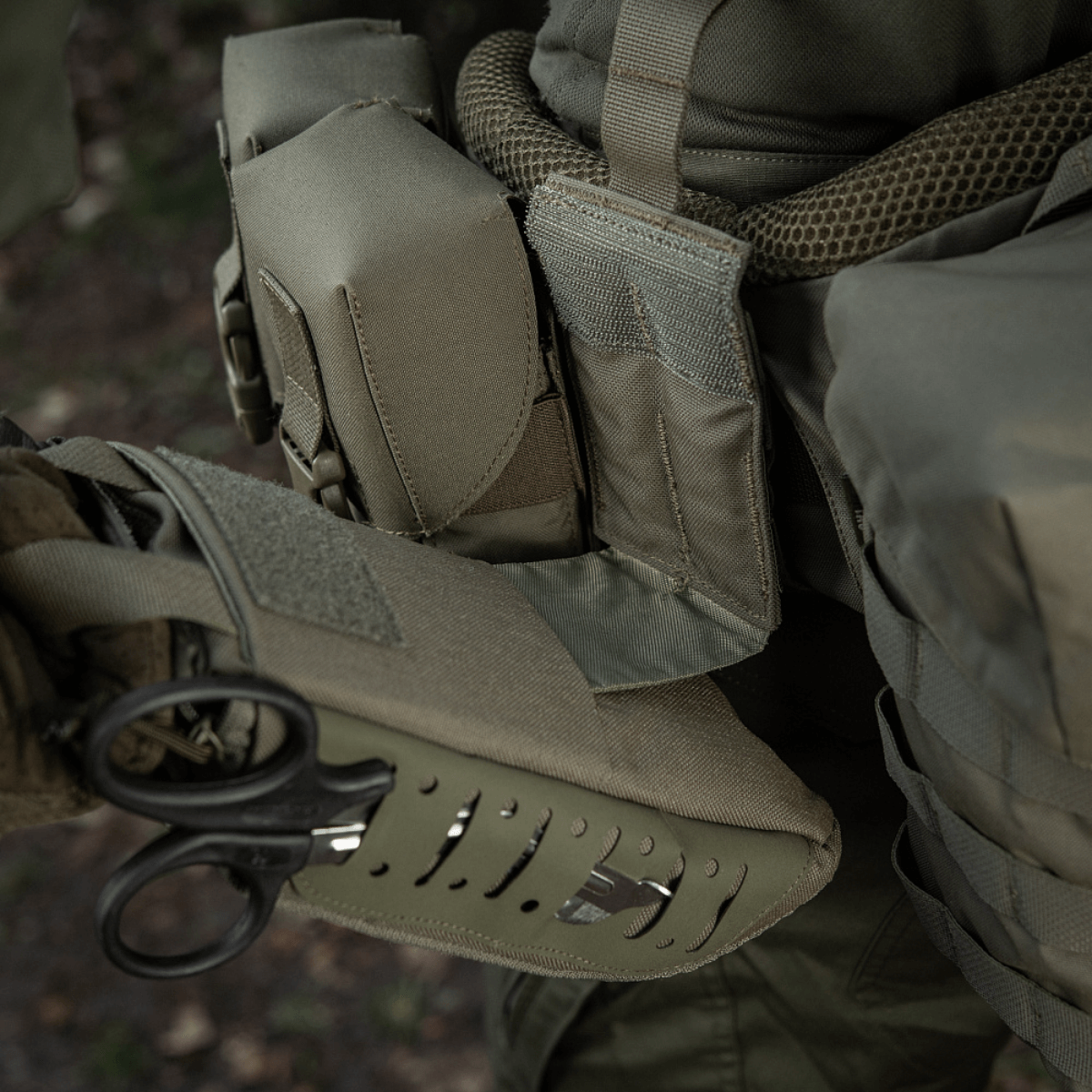 M-Tac Medical Pouch Elite Rip Off taktinen ensiapupussi varustettuna sotilaan liiviin nopeaa pääsyä varten