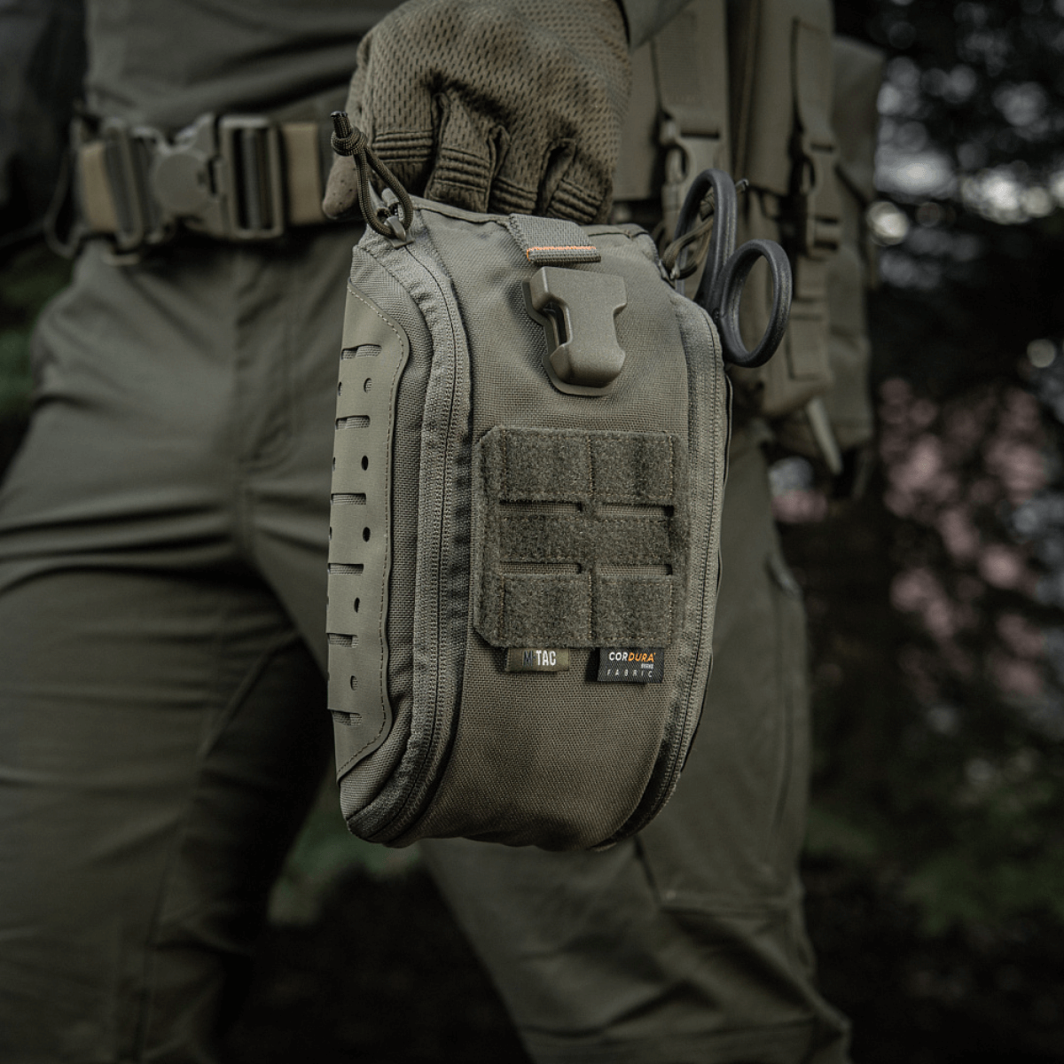 M-Tac Medical Pouch Elite Rip Off käytössä taktiseen kenttäensiapuun, nopea pääsy vetämällä kahvasta