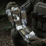 M-Tac Medical Pouch Elite Rip Off käytössä, avattu ensiapuvälineineen järjestettynä sisällä, valmis nopeaan pääsyyn kriittisissä tilanteissa