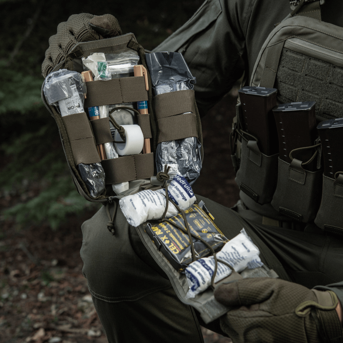 M-Tac Medical Pouch Elite Rip Off käytössä, avattu ensiapuvälineineen järjestettynä sisällä, valmis nopeaan pääsyyn kriittisissä tilanteissa