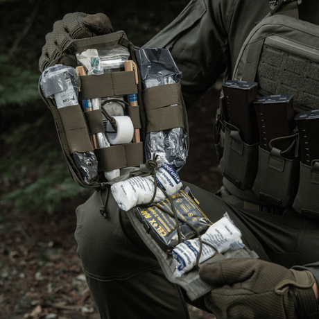 M-Tac Medical Pouch Elite Rip Off käytössä, avattu ensiapuvälineineen järjestettynä sisällä, valmis nopeaan pääsyyn kriittisissä tilanteissa