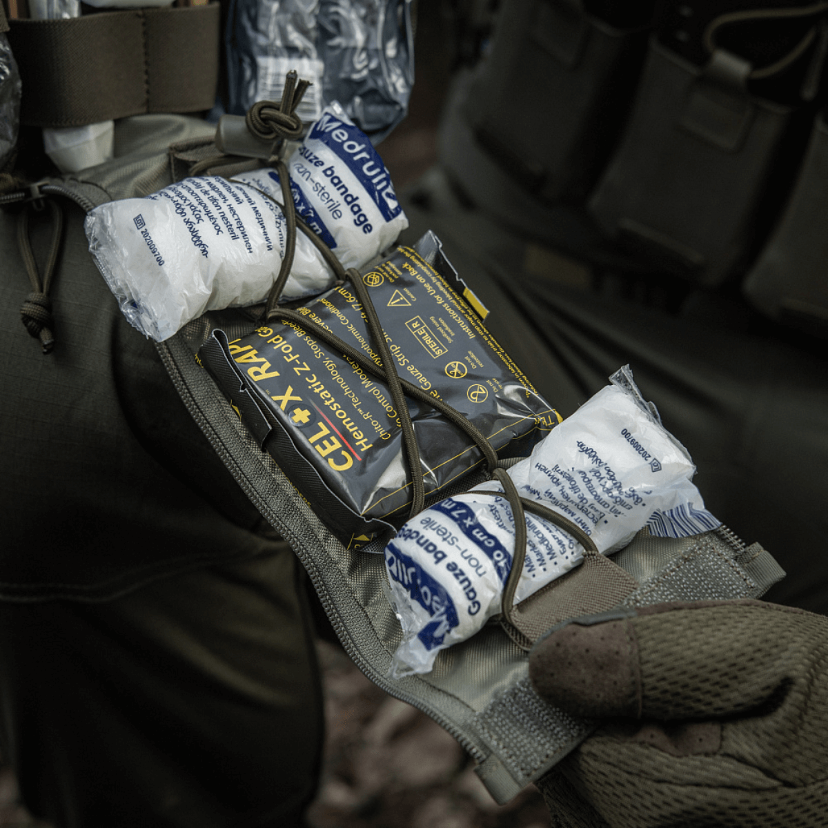 Lähikuva M-Tac Medical Pouch Elite Rip Off -sisällöstä joustavine hihnoineen, suunniteltu taktista tehokasta ensiapua varten