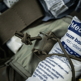 Lähikuva M-Tac Medical Pouch Elite Rip Off -laukusta lääkintävälineineen ja joustavine hihnoineen tehokkaaseen järjestelyyn