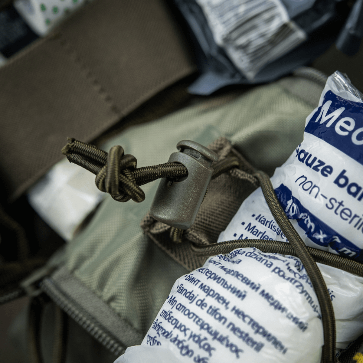 Lähikuva M-Tac Medical Pouch Elite Rip Off -laukusta lääkintävälineineen ja joustavine hihnoineen tehokkaaseen järjestelyyn